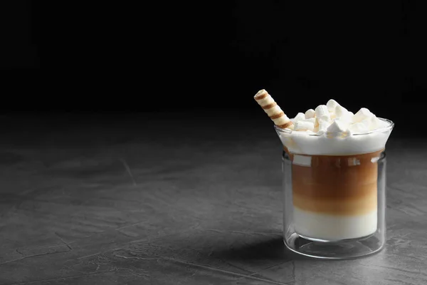 Glas Mit Leckerem Kaffeetrinken Auf Grauem Tisch Vor Schwarzem Hintergrund — Stockfoto