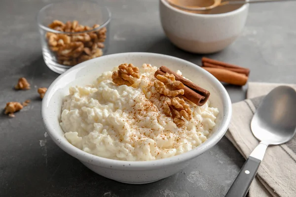 Cremiger Milchreis Mit Zimt Und Walnüssen Schüssel Auf Grauem Tisch — Stockfoto