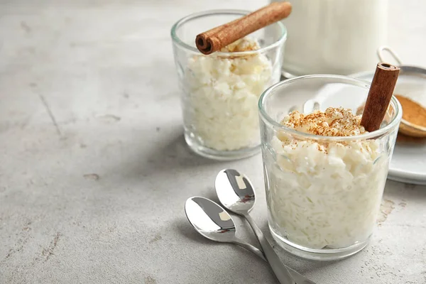 Pouding Riz Crémeux Avec Cannelle Dans Des Verres Servis Sur — Photo