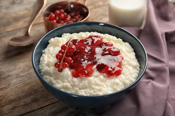 Krémová Rýže Pudink Červeným Rybízem Jam Misce Podávané Dřevěný Stůl — Stock fotografie