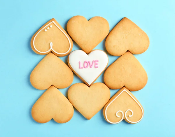 Galletas Decoradas Forma Corazón Fondo Color Vista Superior Dulce San — Foto de Stock