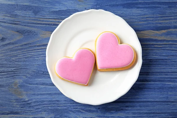 Plate Decorated Heart Shaped Cookies Wooden Background Top View — Stock Photo, Image