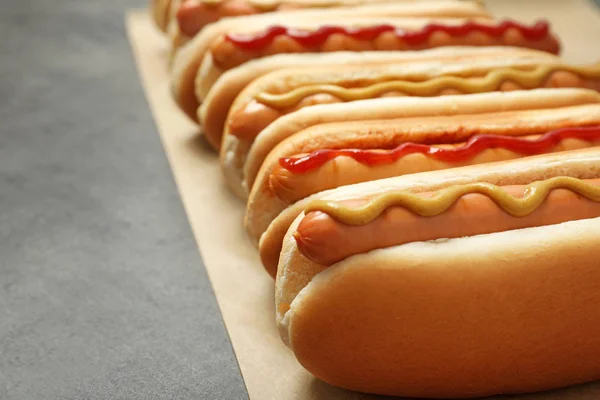 Lekkere Verse Hotdogs Grijze Tafel Close Ruimte Voor Tekst — Stockfoto