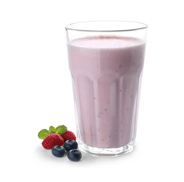 Glas Protein Shake Und Beeren Isoliert Auf Weiß — Stockfoto