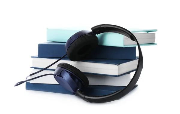 Beyaz Arka Plan Üzerinde Ciltli Kitaplar Ile Modern Kulaklıklar — Stok fotoğraf