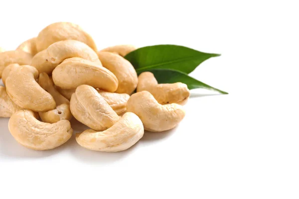 Leckere Cashewnüsse Mit Blättern Auf Weißem Grund Platz Für Text — Stockfoto