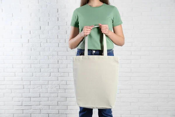 Mujer Con Bolsa Ecológica Cerca Pared Ladrillo Prepárate Para Diseño — Foto de Stock