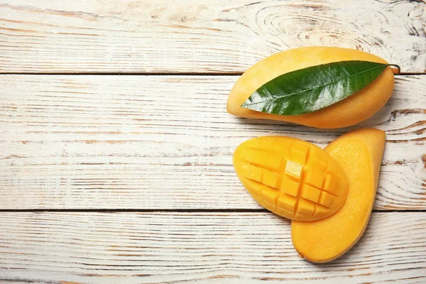 Composición Plana Con Frutas Mango Sobre Fondo Madera Espacio Para —  Fotos de Stock