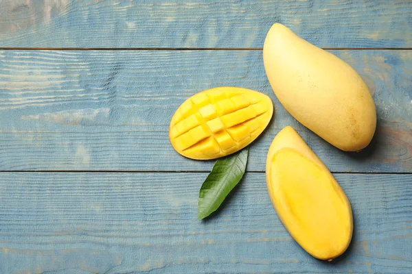 Lägenheten Låg Sammansättning Med Mango Trä Bakgrund Utrymme För Text — Stockfoto