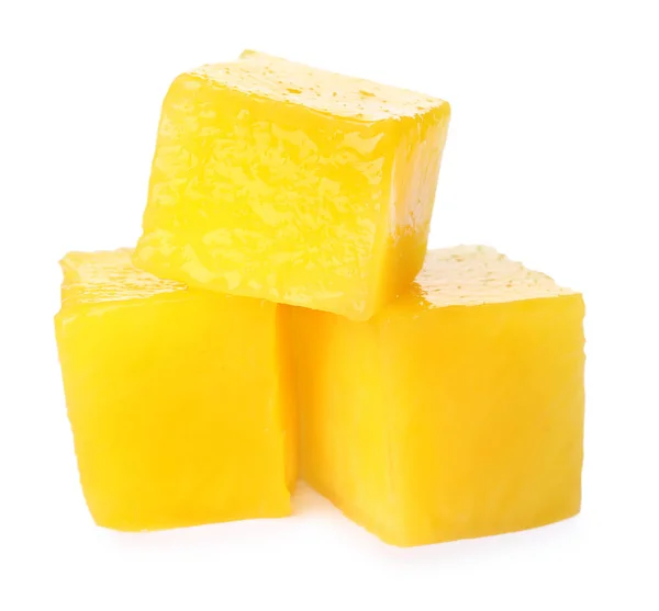 新鲜多汁的芒果立方体在白色背景 — 图库照片