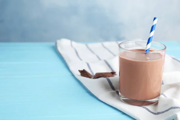 Bicchiere Con Gustoso Latte Cioccolato Sul Tavolo Legno Spazio Testo — Foto Stock