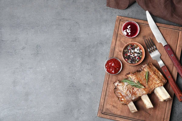 Composición Plana Con Carne Parrilla Sobre Fondo Gris Espacio Para — Foto de Stock