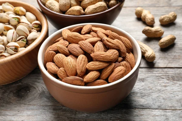 Cuencos Con Nueces Orgánicas Sobre Mesa Madera Mezcla Bocadillos — Foto de Stock