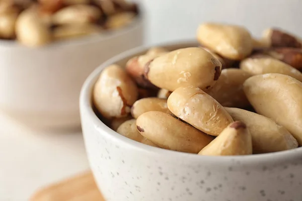 Schüssel Mit Leckeren Paranüssen Auf Dem Tisch Nahaufnahme — Stockfoto