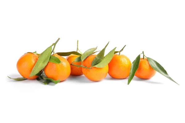 Tangerinas Maduras Saborosas Com Folhas Fundo Branco — Fotografia de Stock