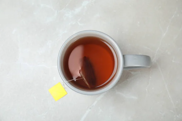 上面ビュー 灰色の背景に熱いお茶のカップ — ストック写真