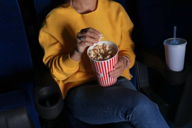 Genç kadın sinema, closeup film izlerken patlamış mısır ile