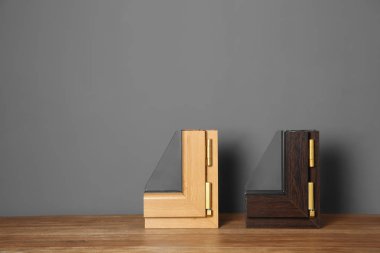 Modern pencere profilleri gri duvar, metin için yer karşı masada örnekleri. Yükleme hizmeti