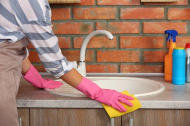 Lavabo Mutfak, closeup bez ile temizlik kadın