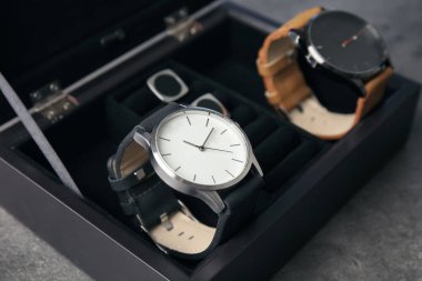 Şık bilek ile durum gri arka plan üzerinde izliyor. Moda aksesuar