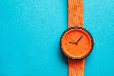 Renk arka plan, metin için yer ile üstten görünüm üzerinde şık parlak kol saati. Moda aksesuar