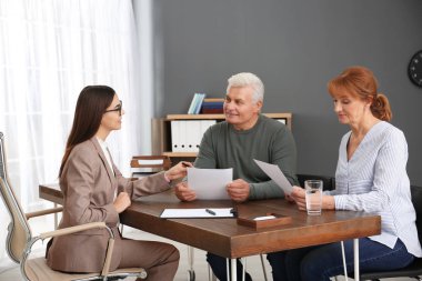 Genç avukat kıdemli iki office içinde danışmanlık