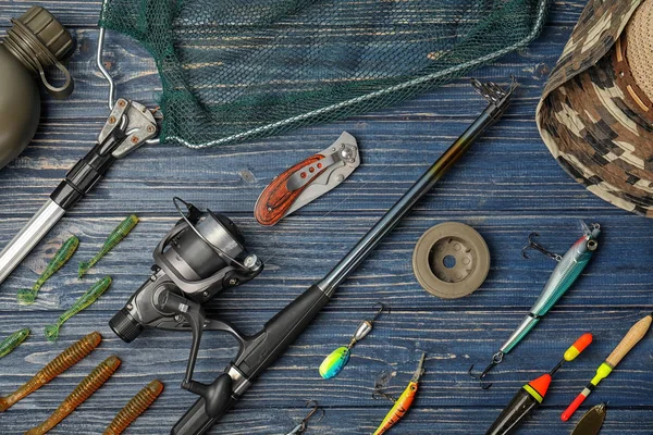 Composición Plana Con Equipo Pesca Sobre Fondo Madera — Foto de Stock