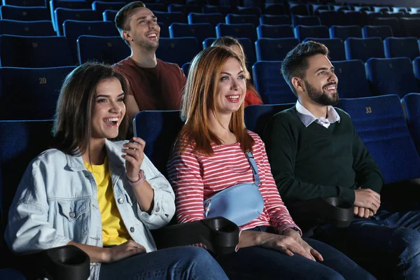 Les Jeunes Qui Regardent Des Films Cinéma — Photo