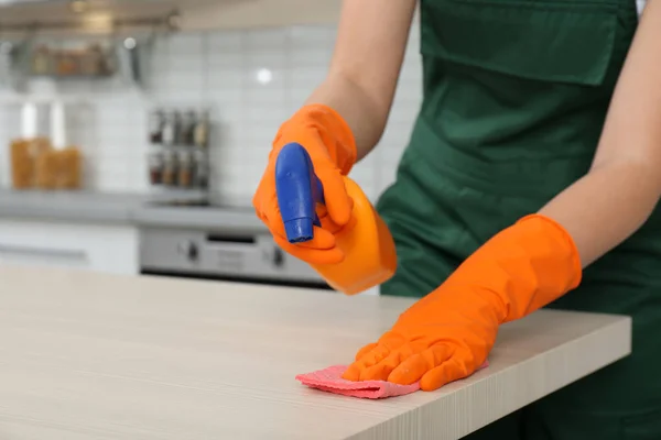 Vrouwelijke Conciërge Schoonmaken Tabel Met Doek Keuken Close Ruimte Voor — Stockfoto