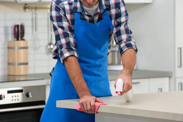 Homem Mesa Limpeza Com Pano Cozinha Close — Fotografia de Stock