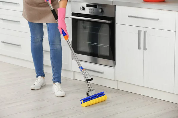 Mujer Piso Limpieza Con Fregona Cocina — Foto de Stock