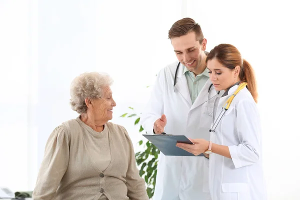 Doctor Medical Assistant Working Elderly Patient Hospital — Stock Photo, Image