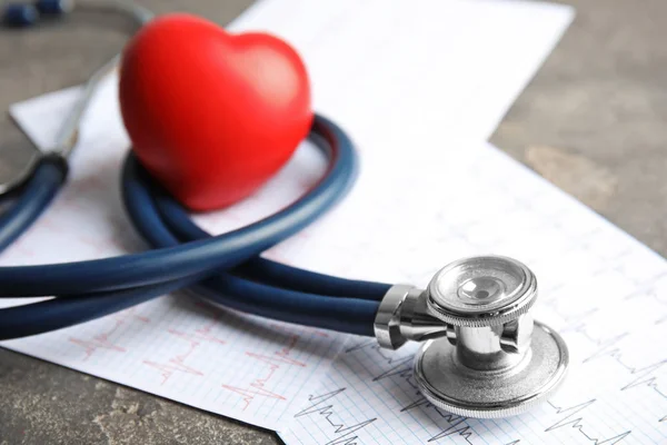 Estetoscopio Corazón Rojo Cardiograma Mesa Gris Concepto Cardiología — Foto de Stock