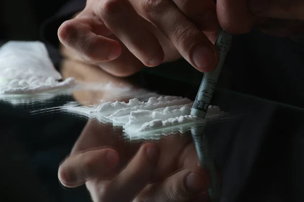 Drogadicto Tomando Cocaína Mesa Vista Cerca —  Fotos de Stock