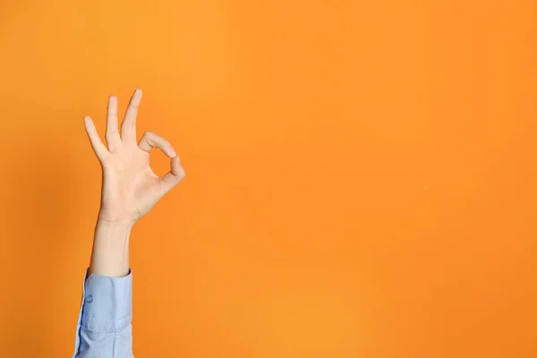 Jovem Mostrando Gesto Fundo Cor Espaço Para Texto — Fotografia de Stock