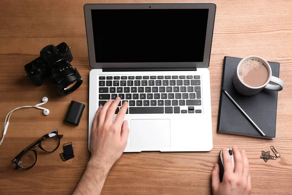 Homem Usando Mouse Computador Com Laptop Mesa Escritório Vista Superior — Fotografia de Stock