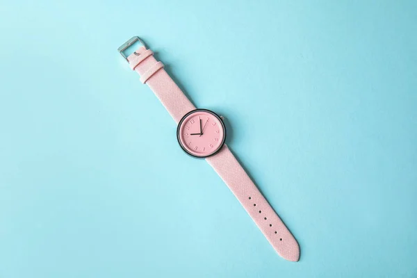 Elegante Reloj Pulsera Color Fondo Vista Superior Accesorio Moda —  Fotos de Stock