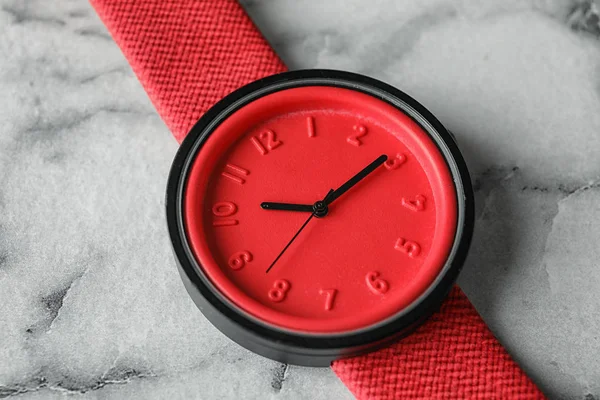 Reloj Pulsera Elegante Sobre Fondo Mármol Primer Plano Accesorio Moda — Foto de Stock