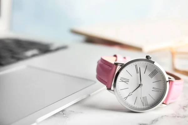 Eleganta Armbandsur Office Bord Utrymme För Text Modeaccessoar — Stockfoto