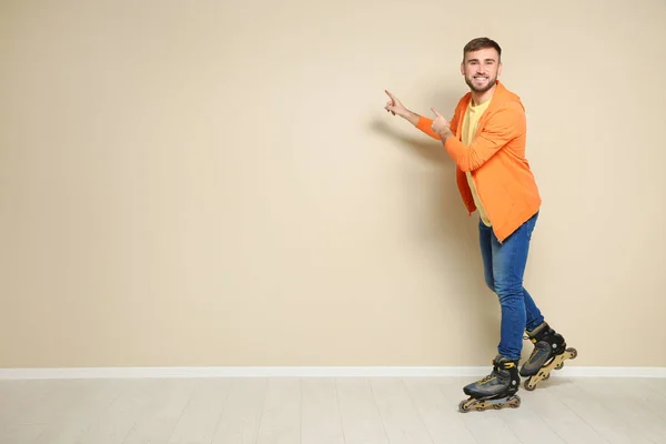 Young Man Roller Skates Color Wall Space Text — Stock Photo, Image