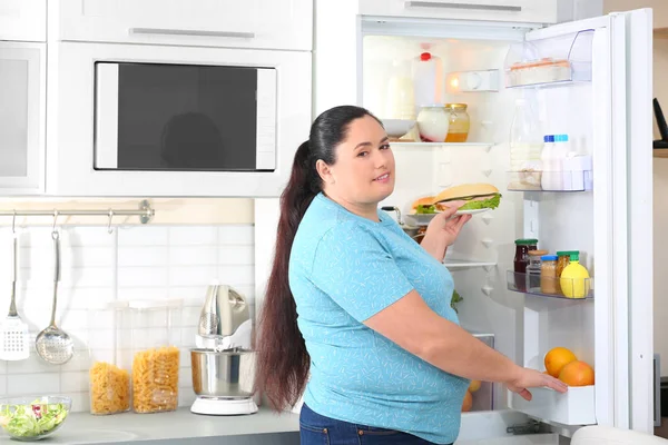 Mulher Com Excesso Peso Tomando Sanduíche Geladeira Cozinha Dieta Falhada — Fotografia de Stock