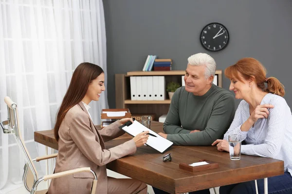 Giovane Avvocato Consulenza Coppia Anziani Carica — Foto Stock