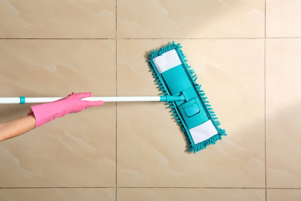 Mulher Limpeza Piso Azulejo Com Esfregão Vista Superior — Fotografia de Stock