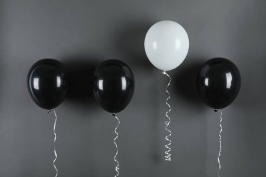 Siyah arka plan üzerinde beyaz balon yükselen diğerlerinden daha yüksek. Farklı olmak