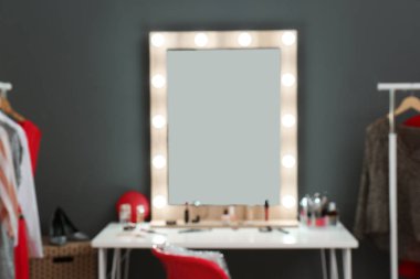 Tuvalet masası, ayna ve gardırop şık oda rafları