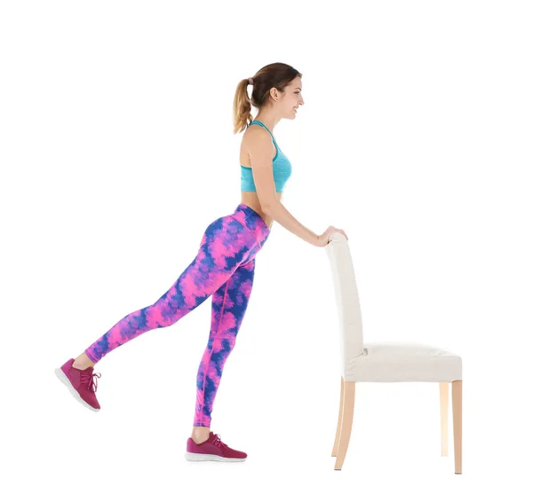 Beyaz Arka Plan Üzerinde Sandalye Ile Egzersiz Genç Kadın Fitness — Stok fotoğraf