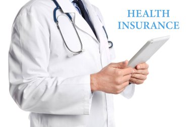Doktor tablet beyaz arka plan ile. Tıp ve sağlık sigortası kavramı