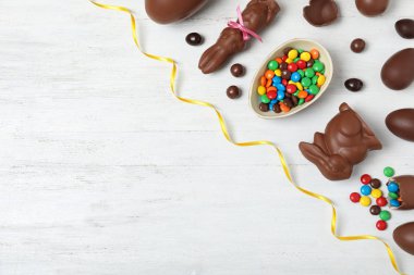 Çikolata Paskalya yumurtaları ve ahşap arka plan üzerinde metin için yer düz yatıyordu kompozisyonu