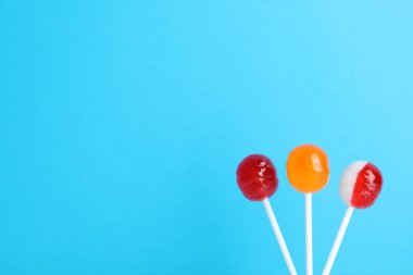 Renk arka plan üzerinde parlak nefis şekerler. Metin için yer