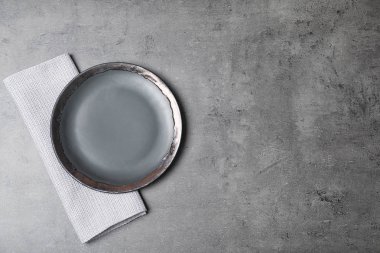 Plaka ve gri arka plan, üstten görünüm üzerinde metin için yer ile kumaş peçete